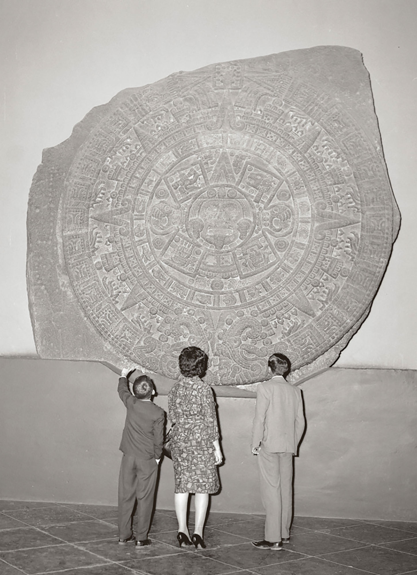 Aztec calendar and visitors at the National Museum of Anthropology, Mexico, DF, 1964. Photographer unknown. © 228834 Secretaria de Cultura. INAH. SINAFO. FN. Mexico. Reproduction authorised by INAH.
